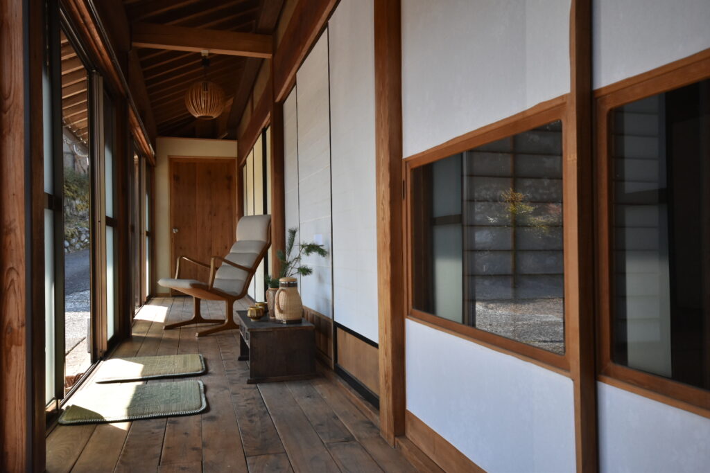 かつての姿を残しながら、そっとリノベーションした縁側. 

時を重ねた木のぬくもりをご堪能下さい.